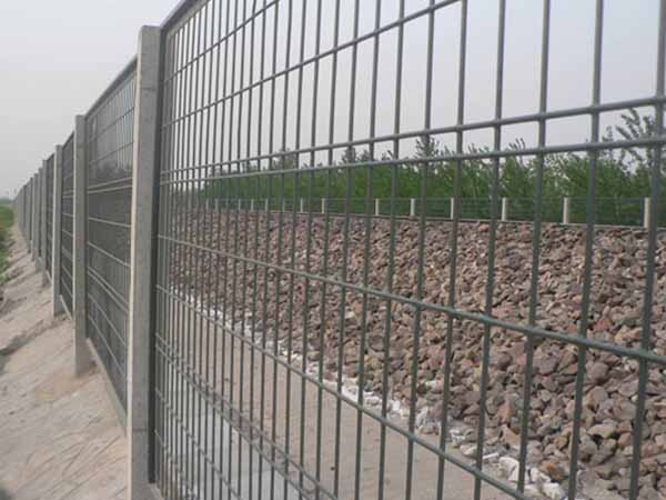 鐵路護欄網 - 安平縣全昊金屬(shǔ)絲(sī)網制品有限公司圖片2
